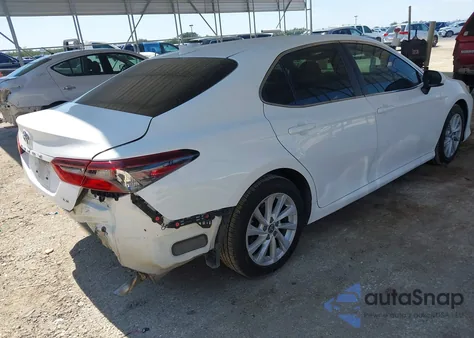 2022 Toyota Camry Le z USA, uszkodzony, nr VIN 4T1C11AK1NU632257